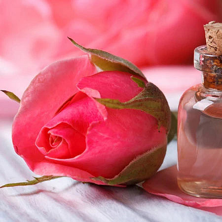 Чем полезно эфирное масло розы для лица?
